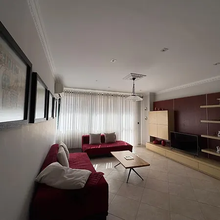 Laureta Apartment *